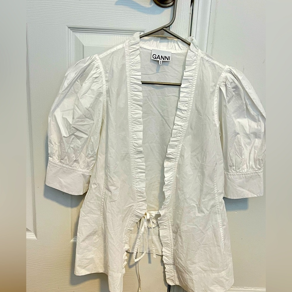 New blouse with a beautiful style Ganni